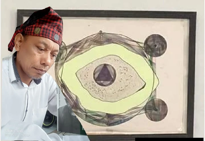Syamsir Nadjmuddin dengan gambar kode irfan karya HA Sahabuddin Rahim, tokoh Jam'iyah Ahluth Thariqah Al Mutabarah Khalwatiyah Samman Turikale Maros. Credit: Syamsir Nadjamuddin.